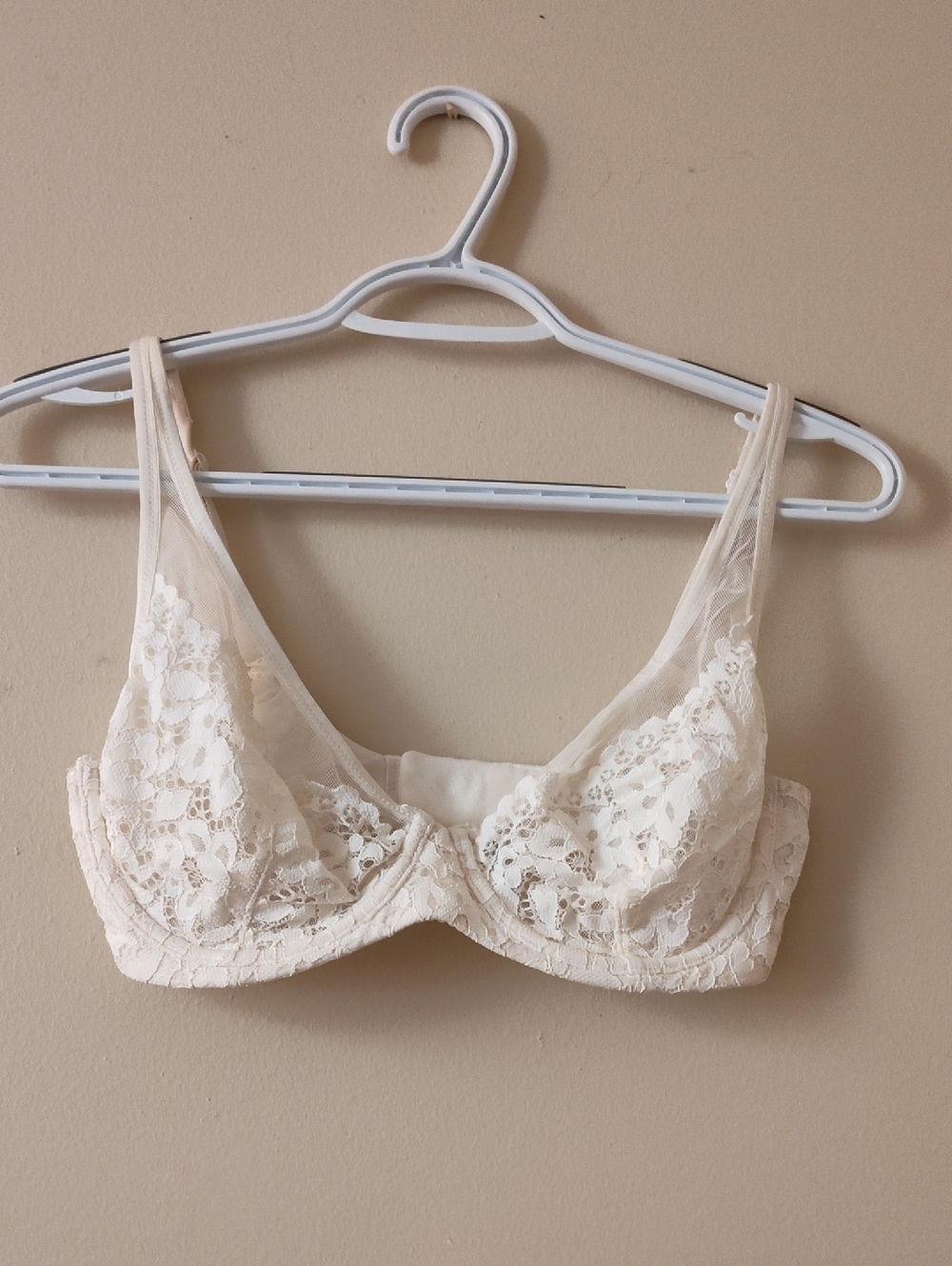 5/$25 SALE Victoria's Secret Lace Unlined Demi Size 32DD Underwire Bra in Cream